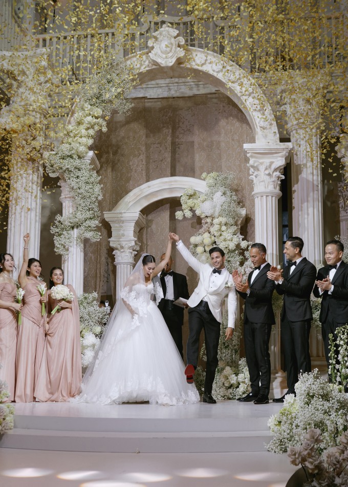 Vợ chồng Tiên Nguyễn trong hôn lễ tại Đà Nẵng. Ảnh: Je t'aime Art.