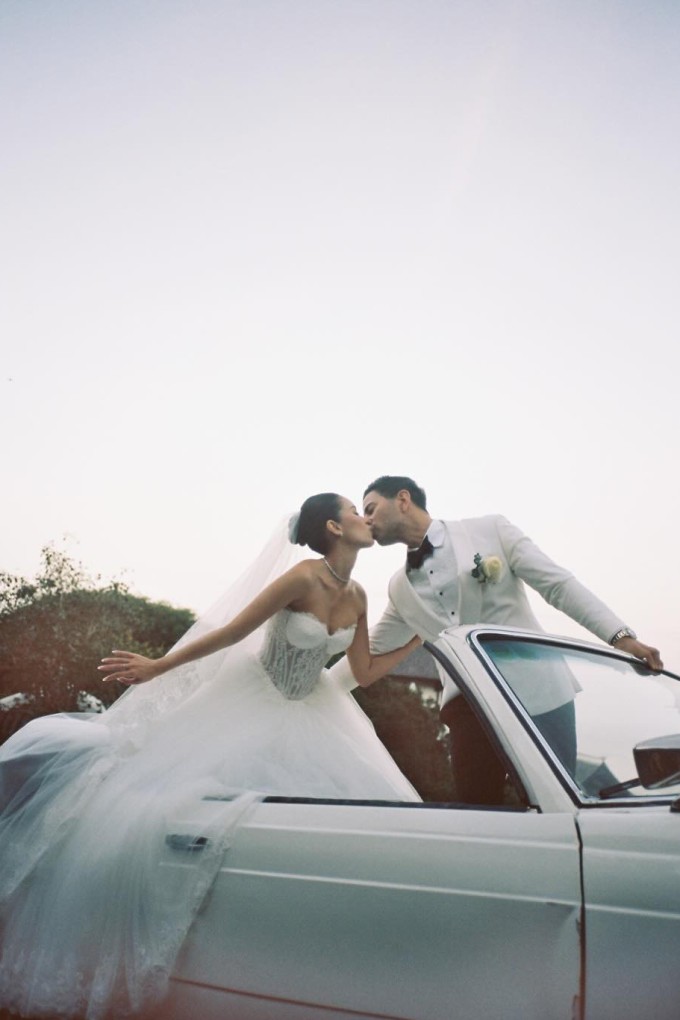 Khoảnh khắc của vợ chồng Tiên Nguyễn trong hôn lễ tại Đà Nẵng. Ảnh: Mạnh Bi