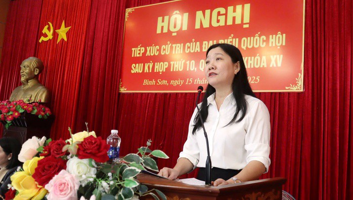 Bà Võ Thị Hiền, Chủ tịch UBND xã Bình Sơn, trả lời kiến nghị cử tri