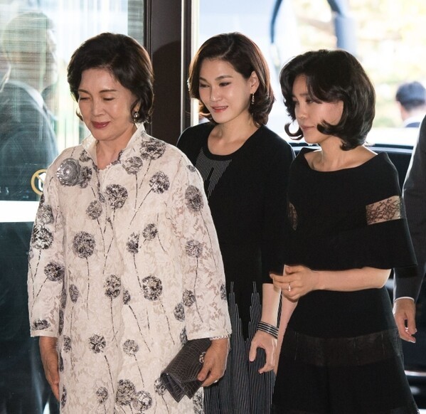 Từ trái sang: Hong Ra-hee, vợ của cố chủ tịch Lee Kun-hee; hai con gái Lee Seo-hyun và Lee Boo-jin, năm 2023. Ảnh: Businesskorea