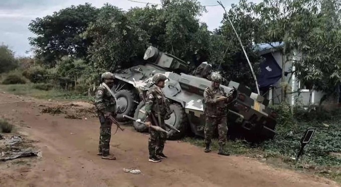 Quân nhân Campuchia đứng cạnh thiết giáp BTR-3E1 Thái Lan bị bỏ lại biên giới. Ảnh: Defence Blog