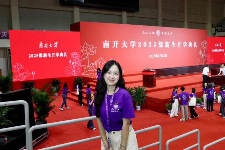 Quỳnh tham gia Lễ Khai giảng tại trường Đại học Nam Khai, Trung Quốc, hồi tháng 9/2025.