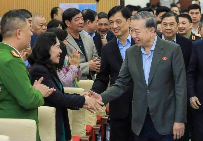 Tổng Bí thư Tô Lâm trò chuyện cùng các đại biểu và cử tri. Ảnh: Hoàng Phong