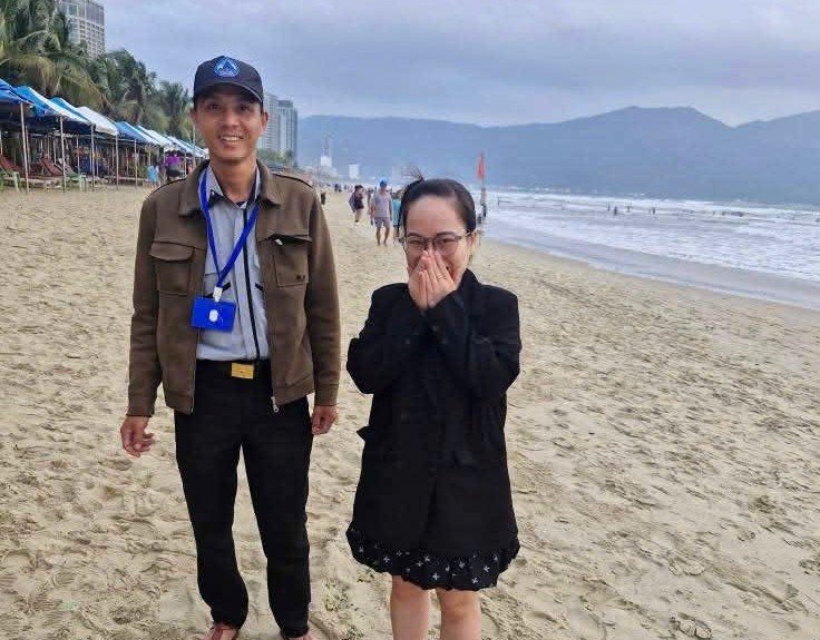 Chị Linh vui mừng nhận lại tài sản. Ảnh: G.