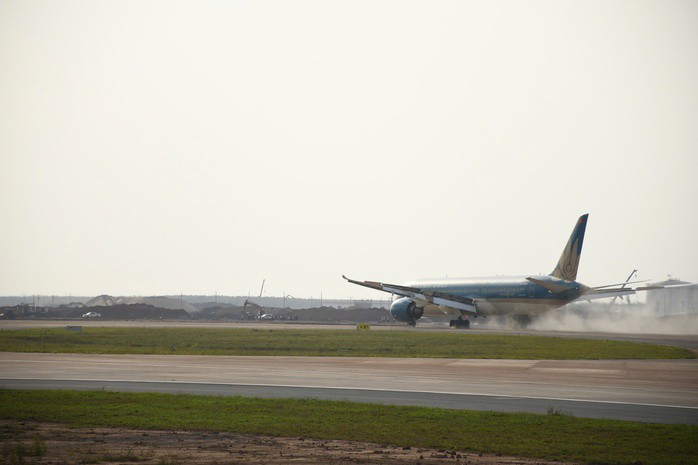 CLIP: Cận cảnh máy bay Boeing 787 vừa đáp xuống sân bay Long Thành - 4