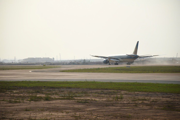 CLIP: Cận cảnh máy bay Boeing 787 vừa đáp xuống sân bay Long Thành - 6