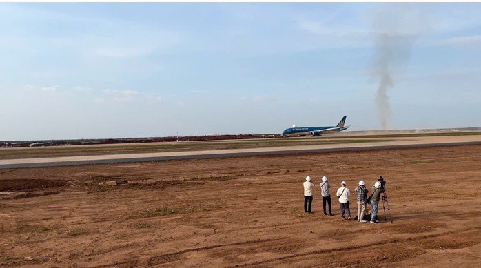 CLIP: Cận cảnh máy bay Boeing 787 vừa đáp xuống sân bay Long Thành - 1