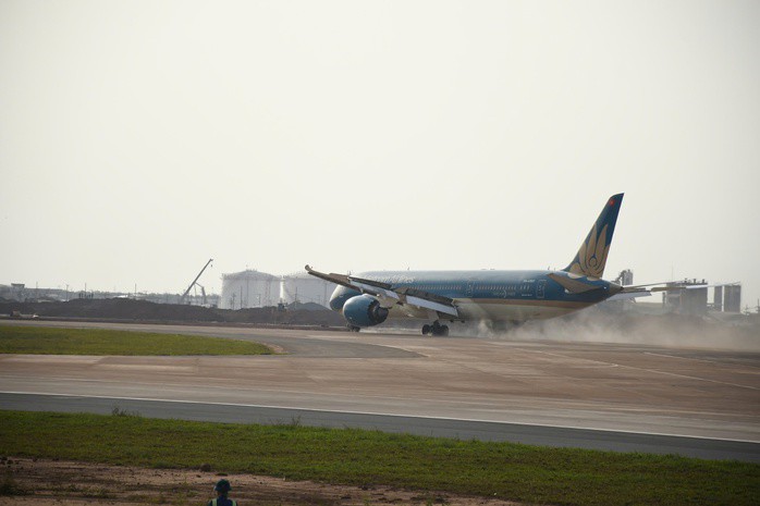 CLIP: Cận cảnh máy bay Boeing 787 vừa đáp xuống sân bay Long Thành - 5
