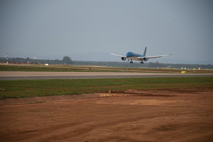 CLIP: Cận cảnh máy bay Boeing 787 vừa đáp xuống sân bay Long Thành - 8