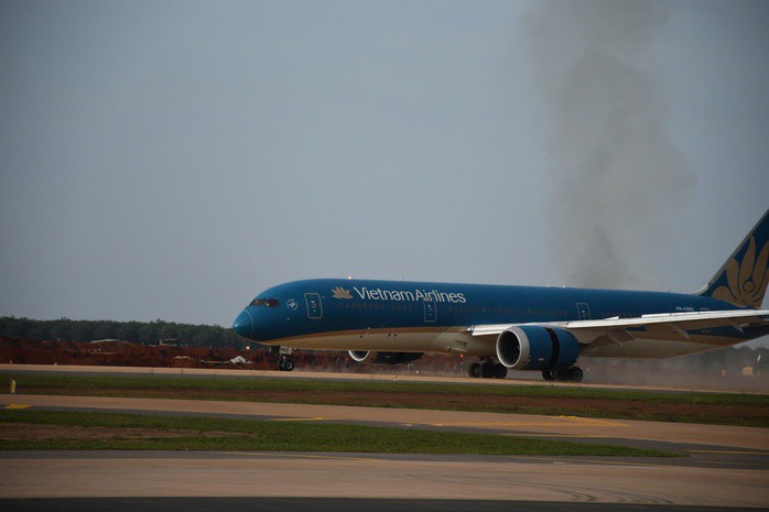 CLIP: Cận cảnh máy bay Boeing 787 vừa đáp xuống sân bay Long Thành - 7