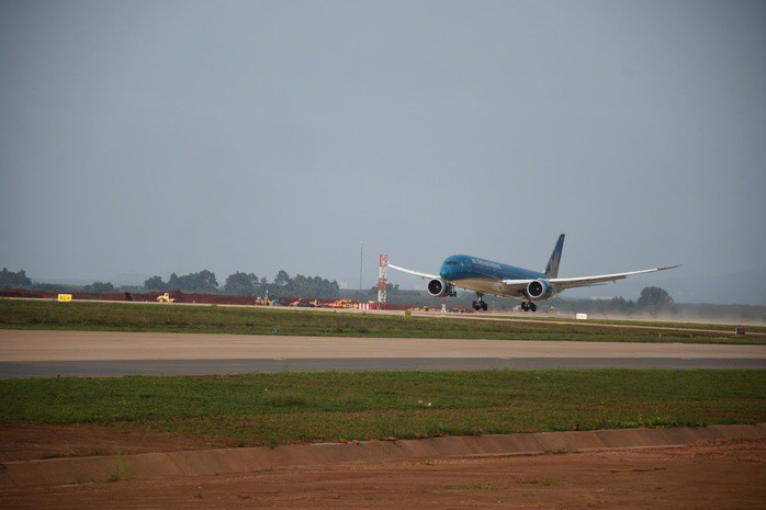 CLIP: Cận cảnh máy bay Boeing 787 vừa đáp xuống sân bay Long Thành - 9