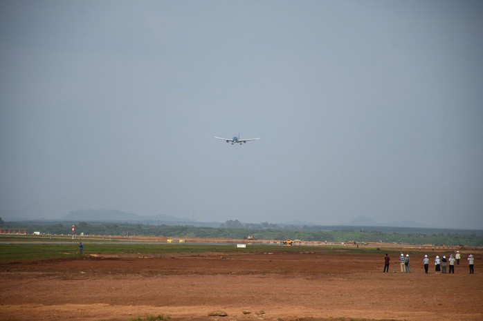 CLIP: Cận cảnh máy bay Boeing 787 vừa đáp xuống sân bay Long Thành - 11
