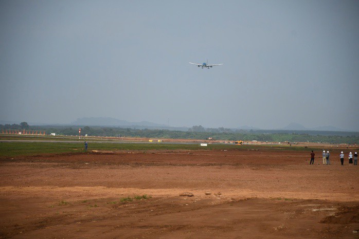 CLIP: Cận cảnh máy bay Boeing 787 vừa đáp xuống sân bay Long Thành - 10