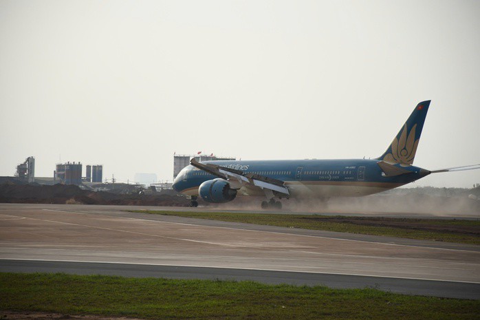 Hình ảnh máy bay Boeing 787 đáp xuống sân bay Long Thành