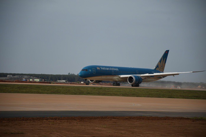 CLIP: Cận cảnh máy bay Boeing 787 vừa đáp xuống sân bay Long Thành - 14