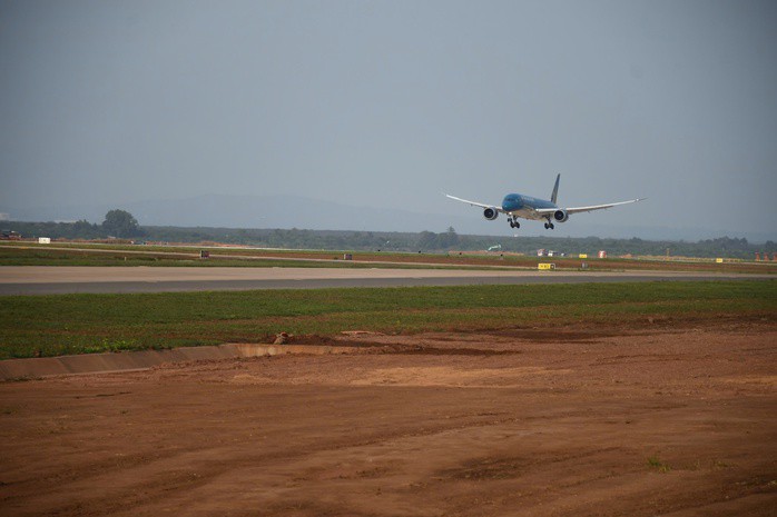 CLIP: Cận cảnh máy bay Boeing 787 vừa đáp xuống sân bay Long Thành - 13