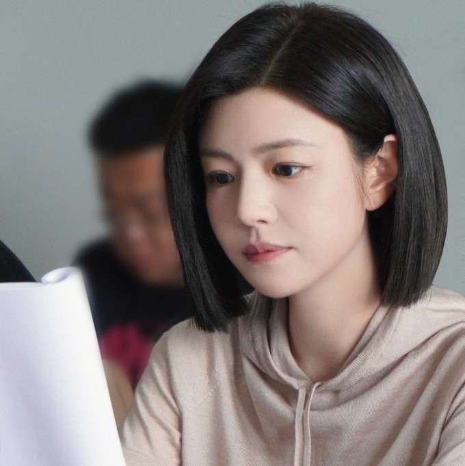 Nữ diễn viên 42 tuổi giữ làn da căng bóng, mịn màng, hầu như không có dấu hiệu tuổi tác. Ảnh: Weibo