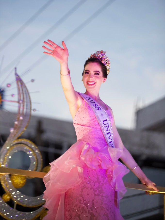 Trước đó, xe đưa Fatima Bosch diễu hành qua các con phố. Cô diện chiếc váy hồng bồng bềnh, rạng rỡ vẫy chào người dân.