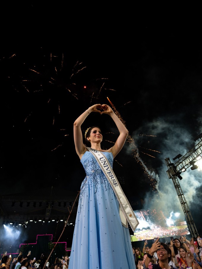 Buổi lễ diễn ra tại sân vận động với sức chứa 20.000 chỗ ngồi. Fatima Bosch được rước quanh sân trong tiếng hò reo, cổ vũ cuồng nhiệt của khán giả. Cô không ngừng bày tỏ tình yêu và lòng biết ơn sâu sắc dành cho người hâm mộ.