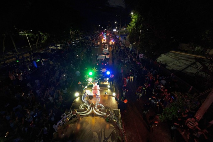 Trên các con phố, hàng nghìn người đổ ra đường ngắm hoa hậu.