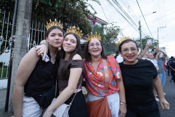 Nhiều người dân Mexico đeo vương miện để ủng hộ Hoa hậu Fatima Bosch.