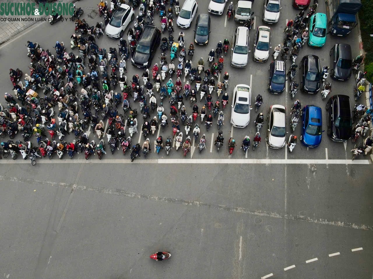 Khi hệ thống camera AI và Trung tâm điều khiển giao thông thông minh được vận hành, người dân chấp hành nghiêm việc dừng chờ đèn đỏ, lưu lượng phương tiện qua nút giao được cải thiện rõ rệt, tổ chức giao thông có chuyển biến tích cực.