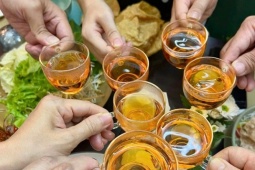 Lôi kéo, xúi giục người khác uống rượu bia có thể bị phạt tiền