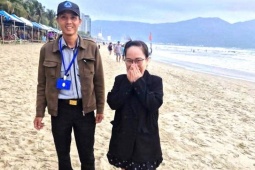 Nhân viên bãi biển Đà Nẵng dùng máy dò kim loại, tìm ra nhẫn vàng cho khách