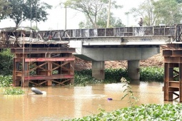 Xe quá tải làm sập cầu ở Tây Ninh