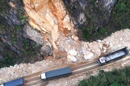 Hiện trường vụ sạt lở kinh hoàng trên QL6 qua Phú Thọ khiến 3 người chết