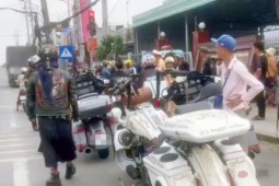 CSGT chặn, xử lý nhóm mô tô phân khối lớn chạy quá tốc độ