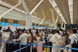 Vé máy bay Tết cạn nhanh, nhiều người chấp nhận bay đêm dù giá cao chót vót