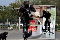 Nhân viên giao hàng mặc áo giáp như Iron Man gây 'sốt' tại Trung Quốc