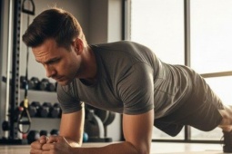 Thói quen phổ biến khi plank có thể gây chấn thương