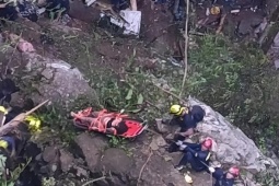 Xe buýt chở học sinh tốt nghiệp lao xuống vực, ít nhất 17 người chết