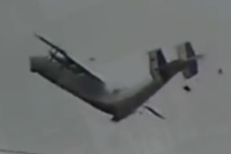 Giây phút vận tải cơ quân sự Nga gãy rời trên không