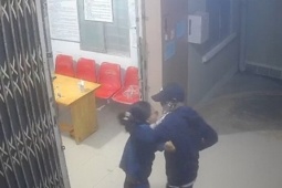 Vờ hỏi mua thuốc hạ sốt rồi khống chế nữ nhân viên trạm y tế, cướp tài sản