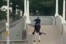 Diễn biến từng phút vụ xả súng tại bãi biển Australia