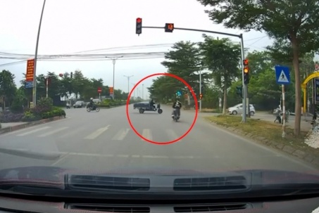 Clip: Phóng như “tên bắn”, 2 thanh niên vượt đèn đỏ lao thẳng vào xe ba gác