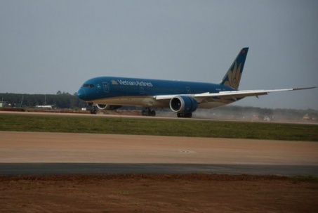 CLIP: Cận cảnh máy bay Boeing 787 vừa đáp xuống sân bay Long Thành