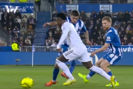 Real tranh cãi với trọng tài: Alonso đòi phạt đền, đối thủ muốn thẻ đỏ cho Vinicius