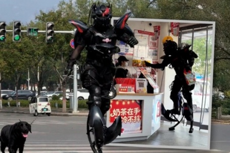 Nhân viên giao hàng mặc áo giáp như Iron Man gây 'sốt' tại Trung Quốc
