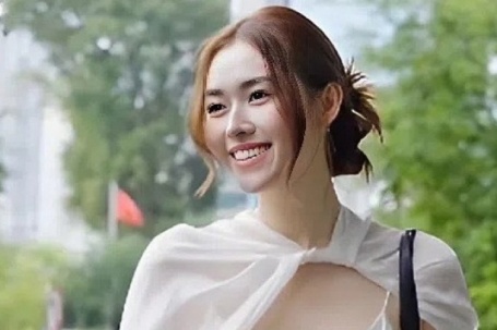 Khám túi sao: Tường San sắm đồ hiệu thay vàng