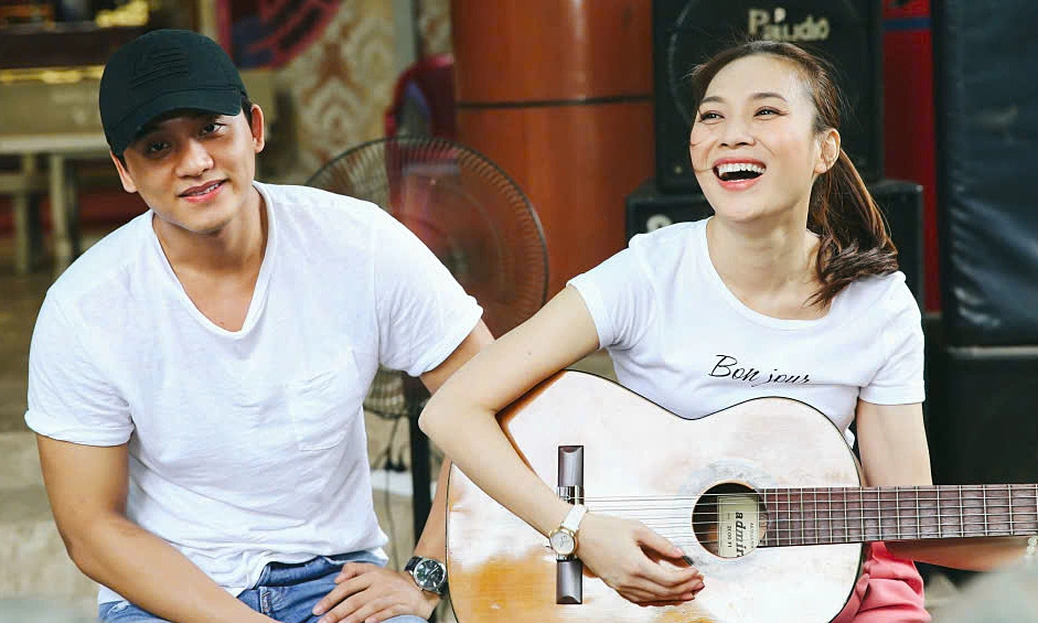 Mỹ Tâm và Mai Tài Phến trong buổi thăm hỏi các nghệ sĩ lão thành ở TP HCM, năm 2019. Ảnh: Ân Nguyễn