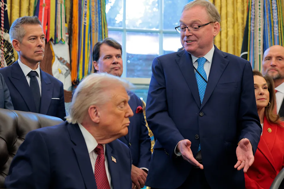Giám đốc Hội đồng Kinh tế Quốc gia Hoa Kỳ Kevin Hassett (phải) phát biểu khi Tổng thống Hoa Kỳ Donald Trump công bố những thay đổi về tiêu chuẩn tiết kiệm nhiên liệu của quốc gia tại Phòng Bầu dục ở Nhà Trắng vào ngày 3/12/2025 tại Washington, DC. 