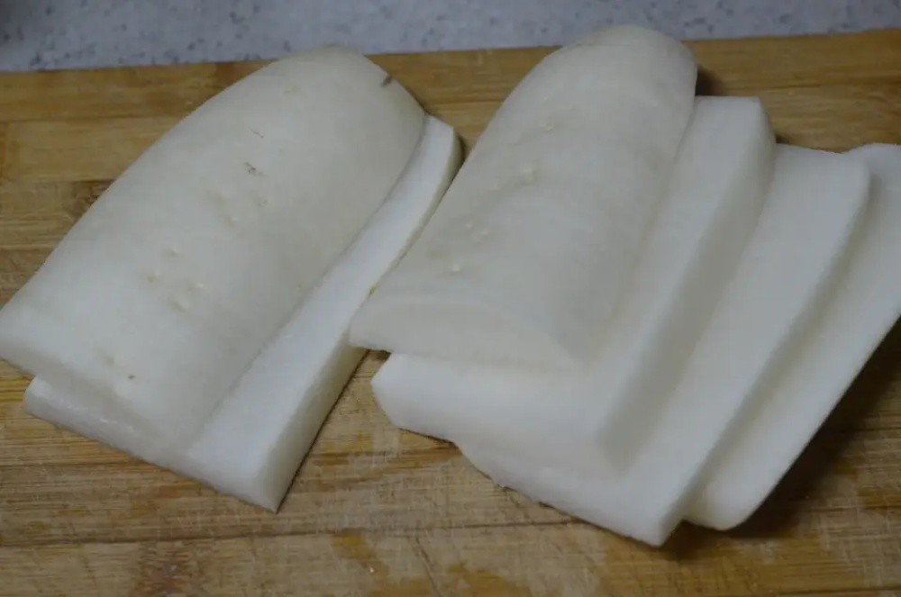  Cắt củ cải thành khúc dài 10 cm, rồi xẻ thành miếng dày khoảng 1 cm. Đừng cắt quá mỏng, khi phơi sẽ chỉ còn mỗi vỏ, không ngon.