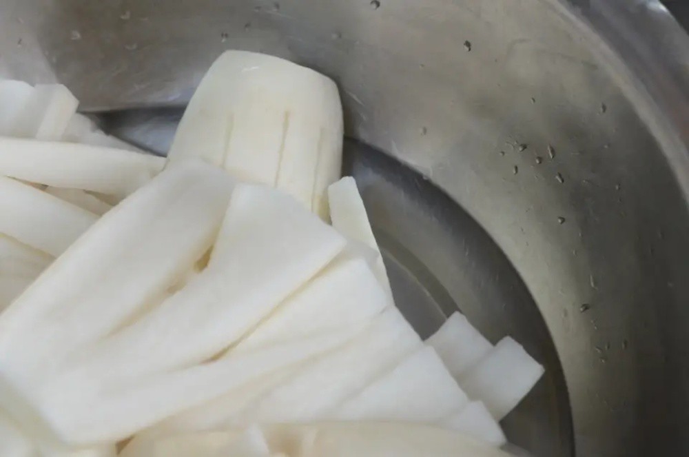  Cho tất cả củ cải vào thau sạch, rắc gấp đôi lượng muối so với khi nấu ăn. Trộn đều và ướp qua đêm. Sáng hôm sau sẽ thấy rất nhiều nước chảy ra. Đổ nước đi, rồi dùng tay vắt mạnh cho ra hết nước.