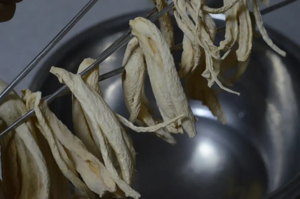 Treo từng dải củ cải lên dây thép hoặc móc áo, phơi nắng 2–3 ngày. Phơi đến khi củ cải khô lại là có thể đem cất, để dùng dần.