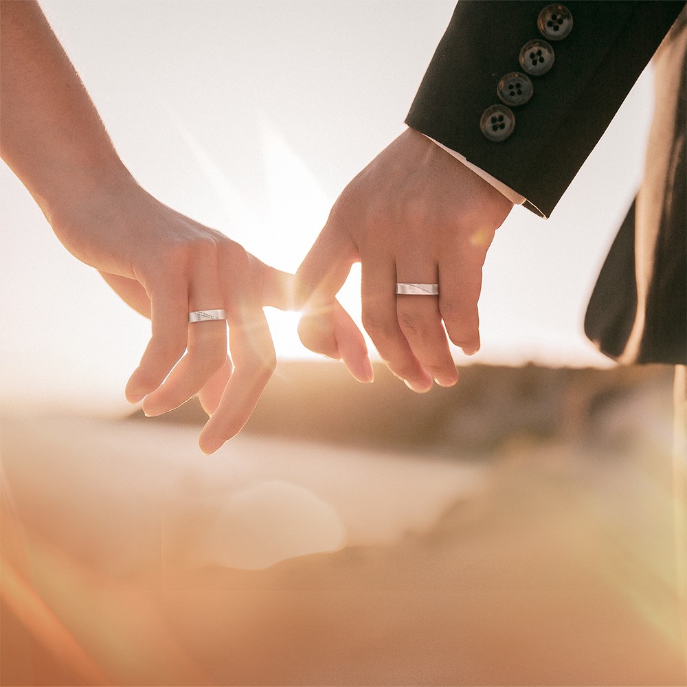 Một đôi nhẫn cưới dù tối giản hay cầu kỳ đều là minh chứng hữu hình cho tình yêu vô hình. Ảnh: PNJ.