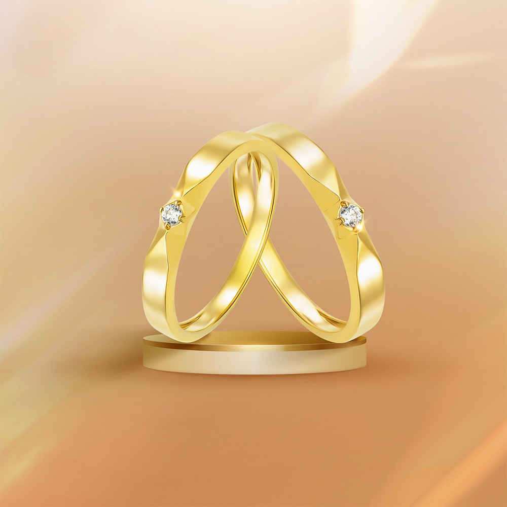 Cặp nhẫn cưới vàng 14K đính đá ECZ của PNJ có thiết kế đồng điệu, thể hiện sự hòa hợp đôi lứa. Ảnh: PNJ.